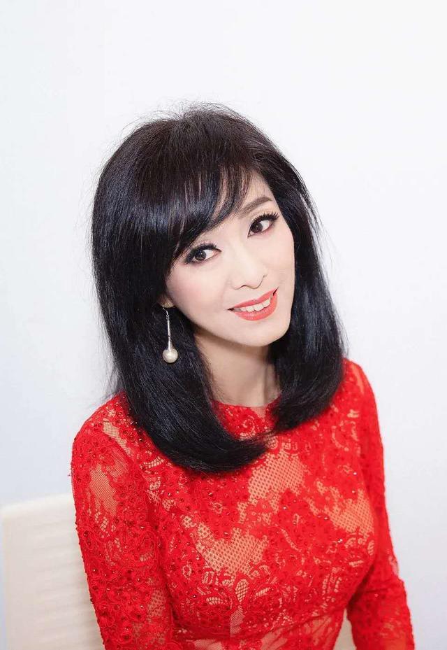 64歲米雪「身穿紅色蕾絲連衣裙」氣質動人 高挑身材「一頭清爽中長髮」妝容回春美翻天