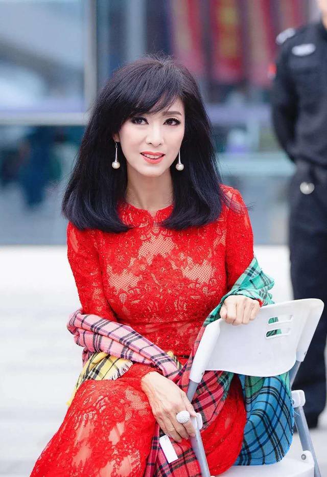 64歲米雪「身穿紅色蕾絲連衣裙」氣質動人 高挑身材「一頭清爽中長髮」妝容回春美翻天