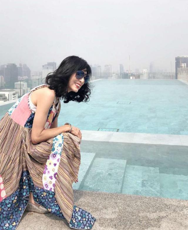 64歲米雪「身穿紅色蕾絲連衣裙」氣質動人 高挑身材「一頭清爽中長髮」妝容回春美翻天