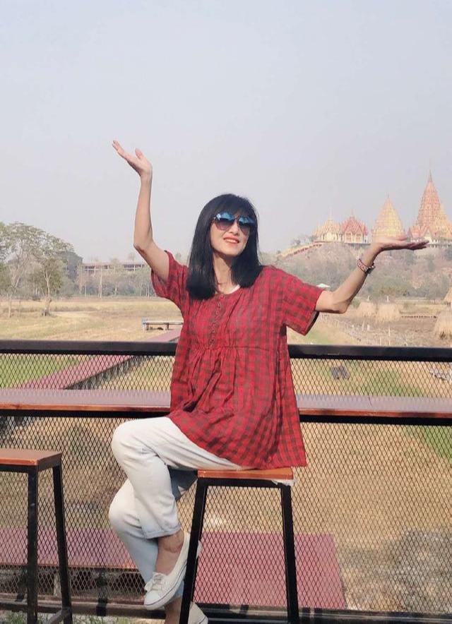 64歲米雪「身穿紅色蕾絲連衣裙」氣質動人 高挑身材「一頭清爽中長髮」妝容回春美翻天