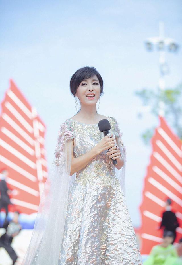 64歲米雪「身穿紅色蕾絲連衣裙」氣質動人 高挑身材「一頭清爽中長髮」妝容回春美翻天