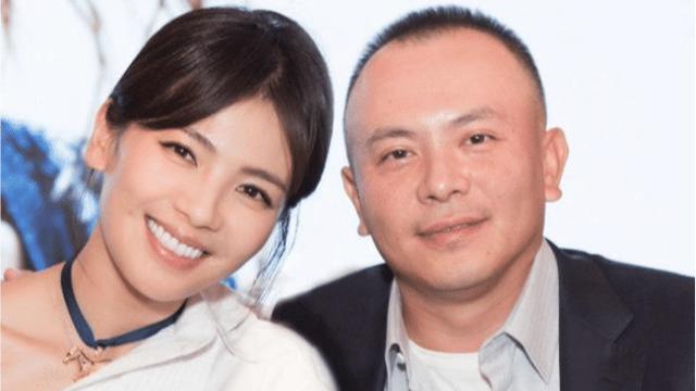 男子無意間翻出「妻子17年前舊照」 放大看清「身後站著的那個人」他失聲尖叫