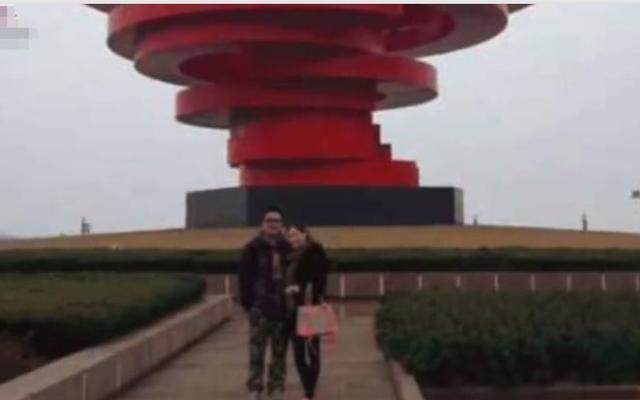 男子無意間翻出「妻子17年前舊照」 放大看清「身後站著的那個人」他失聲尖叫