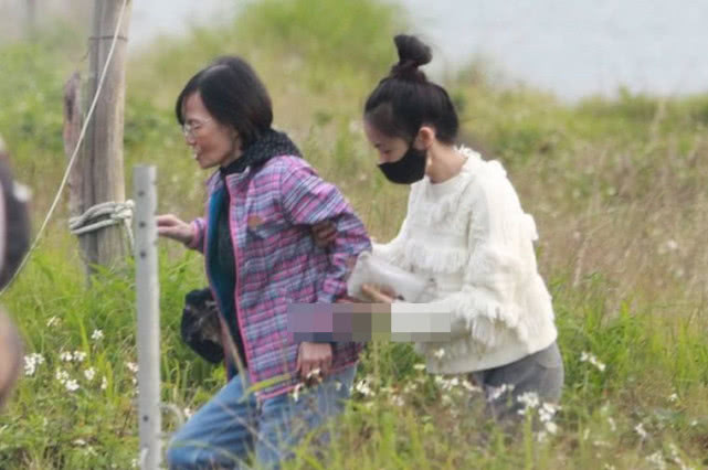 嫁豪門9年！41歲金鐘視后「素顏出席家族聚餐」凍齡近照曝光　「全程扶婆婆散步」當乖巧孝媳：最佳媳婦典範