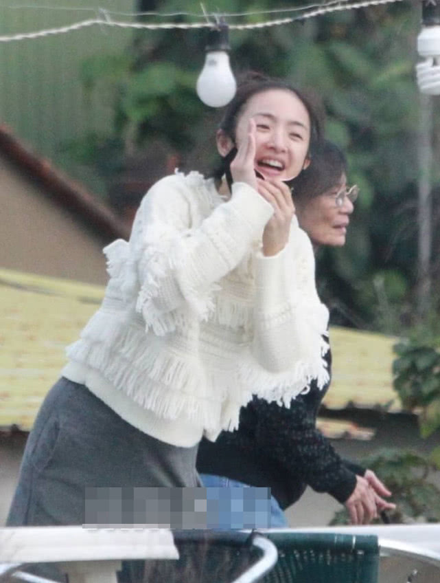 嫁豪門9年！41歲金鐘視后「素顏出席家族聚餐」凍齡近照曝光　「全程扶婆婆散步」當乖巧孝媳：最佳媳婦典範
