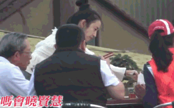 嫁豪門9年！41歲金鐘視后「素顏出席家族聚餐」凍齡近照曝光　「全程扶婆婆散步」當乖巧孝媳：最佳媳婦典範