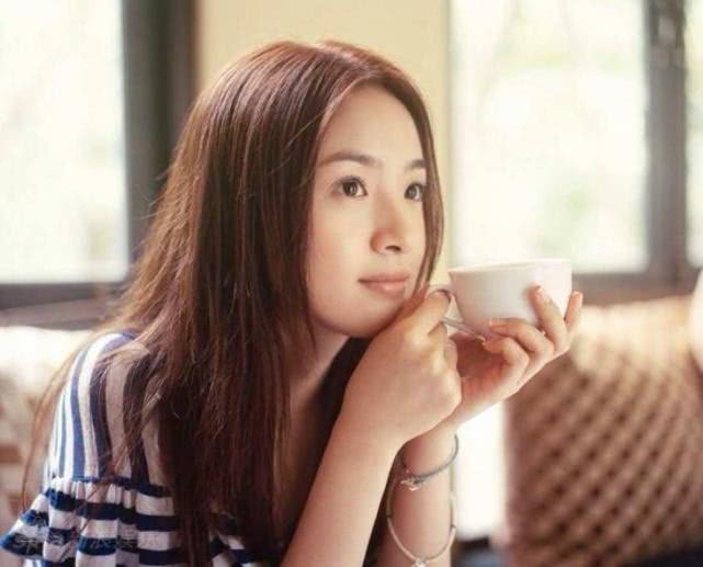 嫁豪門9年！41歲金鐘視后「素顏出席家族聚餐」凍齡近照曝光　「全程扶婆婆散步」當乖巧孝媳：最佳媳婦典範