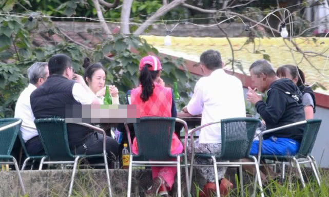 嫁豪門9年！41歲金鐘視后「素顏出席家族聚餐」凍齡近照曝光　「全程扶婆婆散步」當乖巧孝媳：最佳媳婦典範