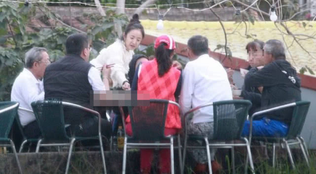 嫁豪門9年！41歲金鐘視后「素顏出席家族聚餐」凍齡近照曝光　「全程扶婆婆散步」當乖巧孝媳：最佳媳婦典範