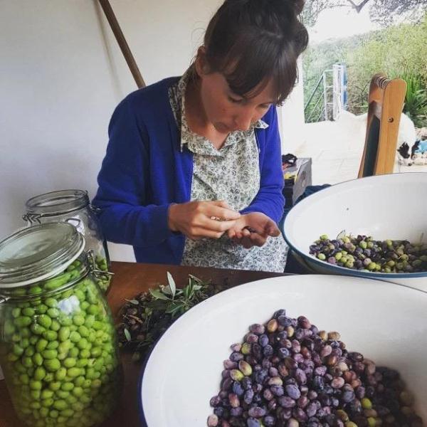 負擔不起房價!30歲夫婦「存190萬移居希臘海島」提前退休 環保減塑「打造菜園自給自足」享受天然生活