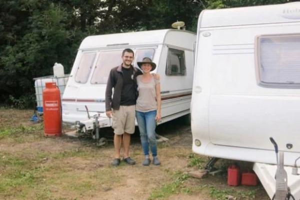 負擔不起房價!30歲夫婦「存190萬移居希臘海島」提前退休 環保減塑「打造菜園自給自足」享受天然生活