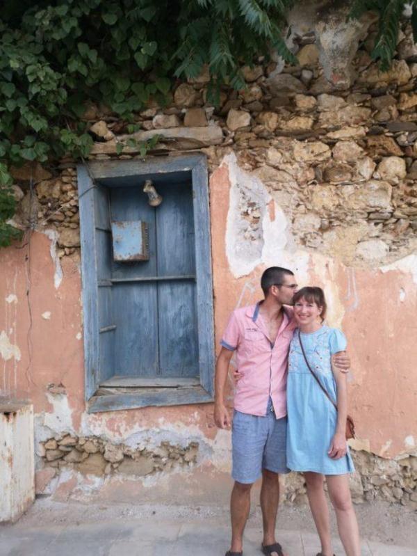 負擔不起房價!30歲夫婦「存190萬移居希臘海島」提前退休 環保減塑「打造菜園自給自足」享受天然生活