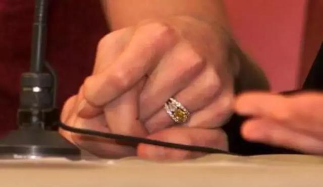 為娶平民女孩,他甘願放棄王位,結婚18年生3公主,仍把她寵上天