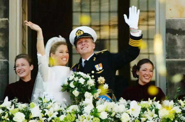 為娶平民女孩,他甘願放棄王位,結婚18年生3公主,仍把她寵上天