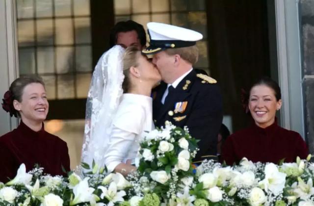 為娶平民女孩,他甘願放棄王位,結婚18年生3公主,仍把她寵上天