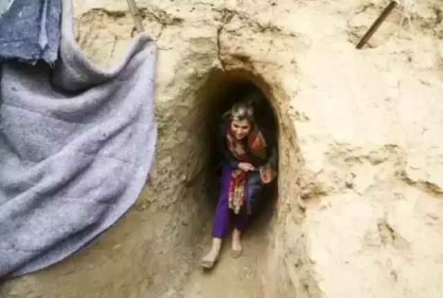 為娶平民女孩,他甘願放棄王位,結婚18年生3公主,仍把她寵上天