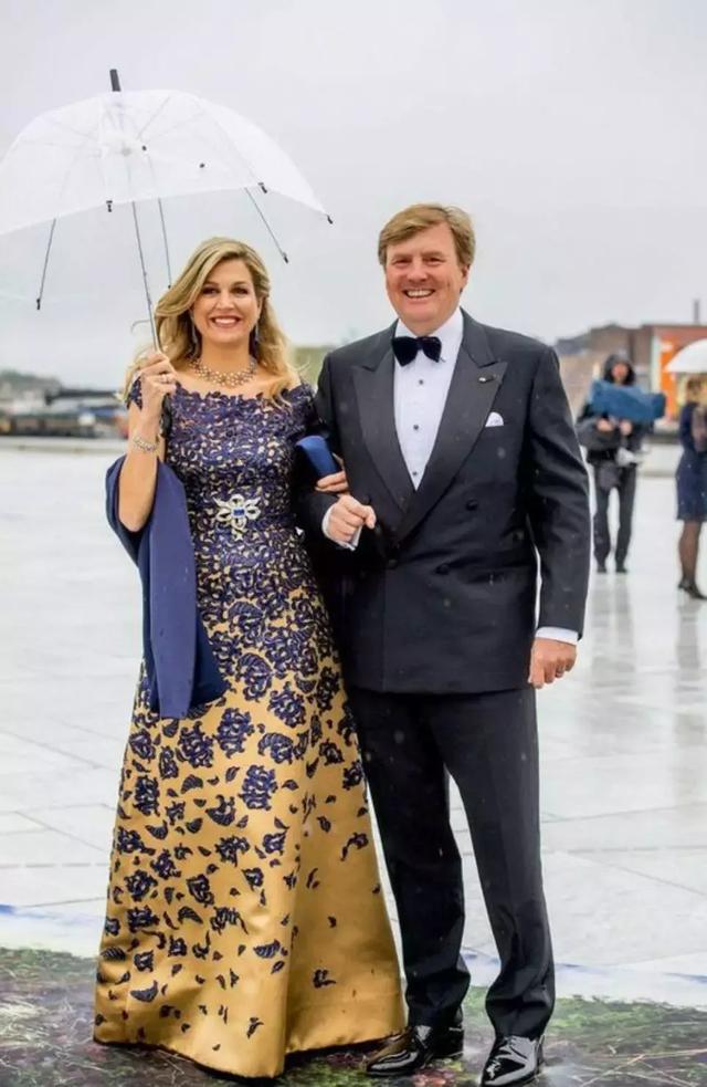 為娶平民女孩,他甘願放棄王位,結婚18年生3公主,仍把她寵上天