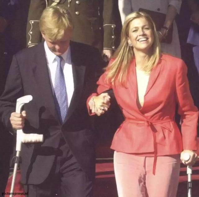 為娶平民女孩,他甘願放棄王位,結婚18年生3公主,仍把她寵上天