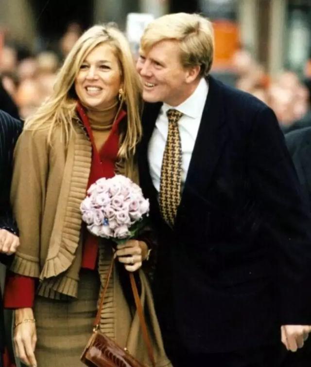 為娶平民女孩,他甘願放棄王位,結婚18年生3公主,仍把她寵上天