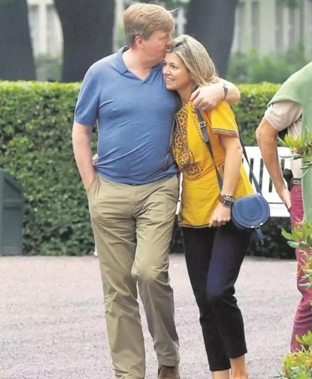 為娶平民女孩,他甘願放棄王位,結婚18年生3公主,仍把她寵上天