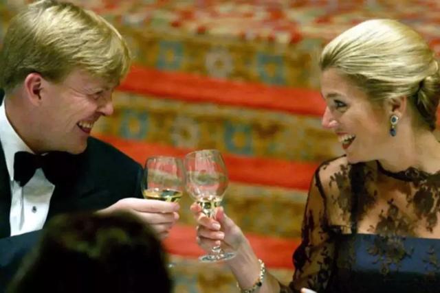 為娶平民女孩,他甘願放棄王位,結婚18年生3公主,仍把她寵上天