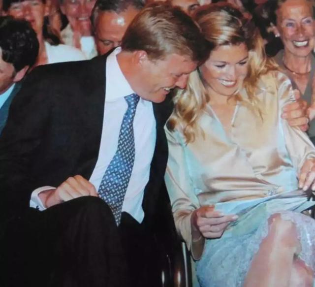 王子為娶平民女孩願放棄王位!夫妻節儉樸實「從全國反對到萬人擁戴」 結婚18年生3公主依舊甜蜜