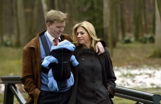 為娶平民女孩,他甘願放棄王位,結婚18年生3公主,仍把她寵上天