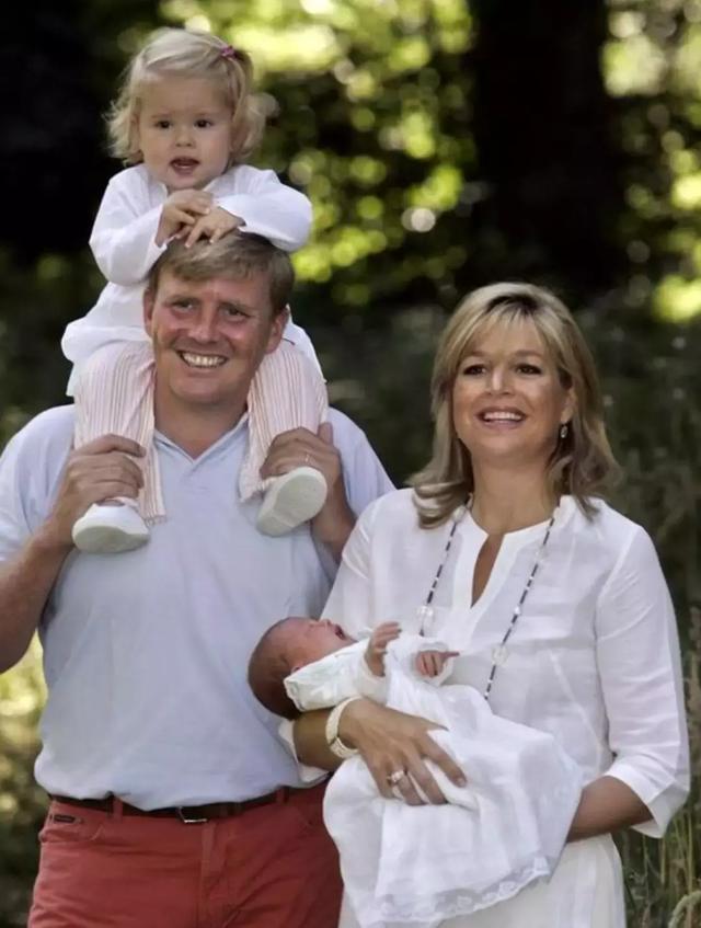 為娶平民女孩,他甘願放棄王位,結婚18年生3公主,仍把她寵上天