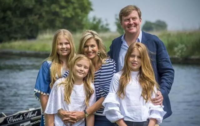 為娶平民女孩,他甘願放棄王位,結婚18年生3公主,仍把她寵上天