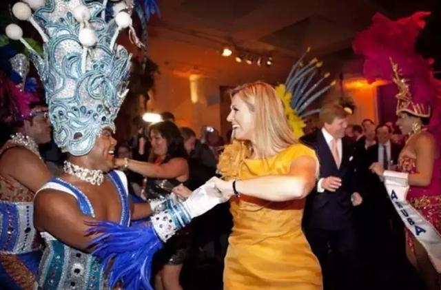 王子為娶平民女孩願放棄王位!夫妻節儉樸實「從全國反對到萬人擁戴」 結婚18年生3公主依舊甜蜜