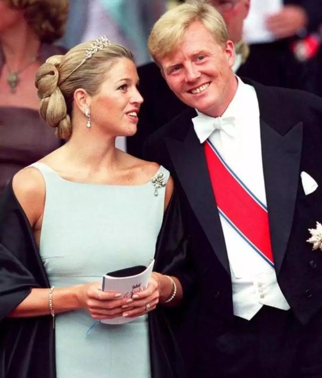 王子為娶平民女孩願放棄王位!夫妻節儉樸實「從全國反對到萬人擁戴」 結婚18年生3公主依舊甜蜜