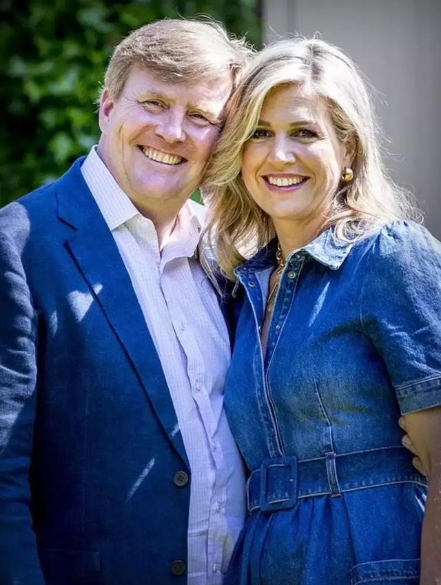 為娶平民女孩,他甘願放棄王位,結婚18年生3公主,仍把她寵上天