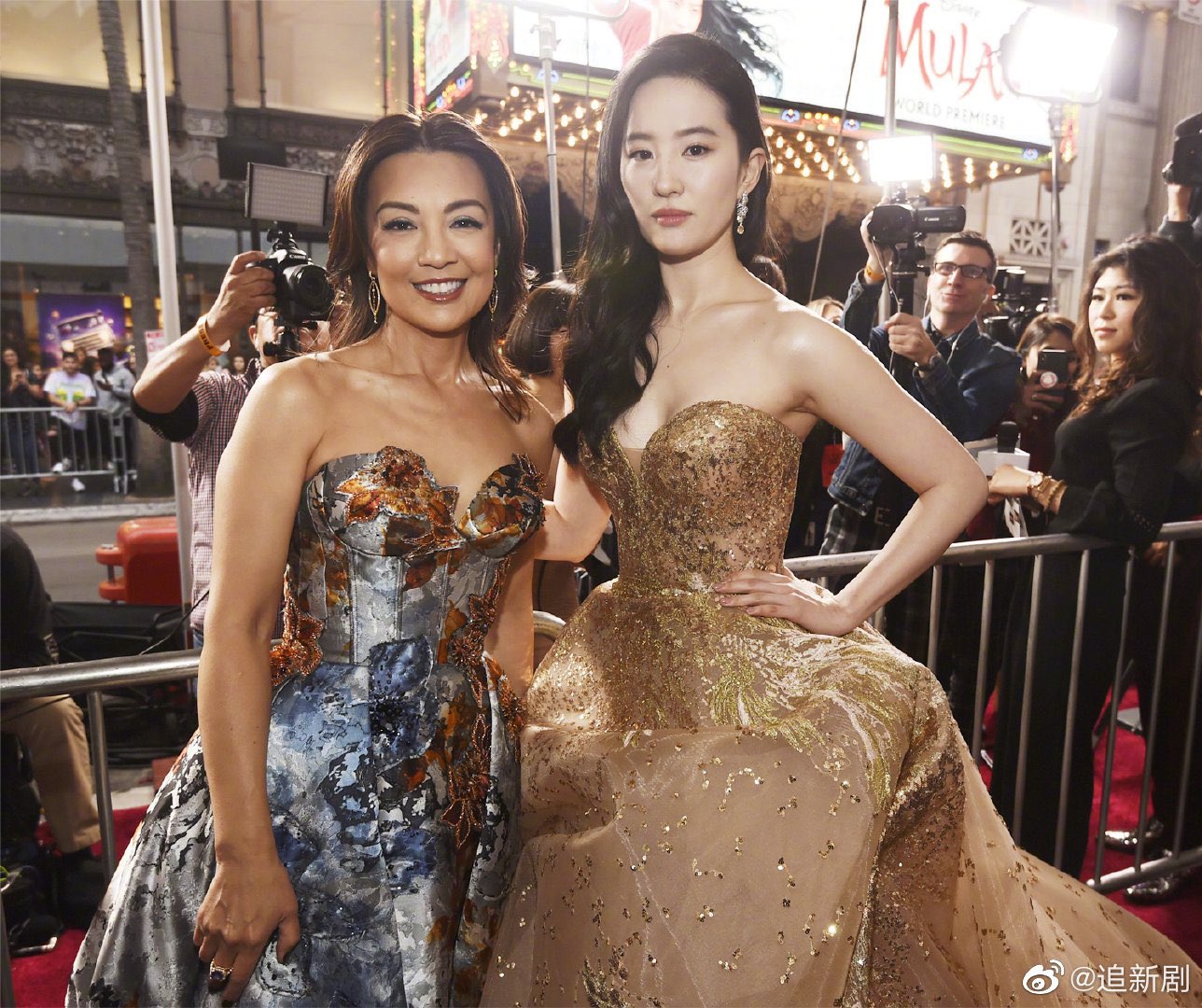現身《花木蘭》首映會！劉亦菲遭逼問「武漢家人狀況」　接著「她突然收起笑容」回應被讚：很大器！