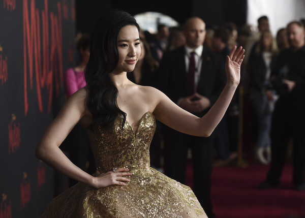 現身《花木蘭》首映會！劉亦菲遭逼問「武漢家人狀況」　接著「她突然收起笑容」回應被讚：很大器！