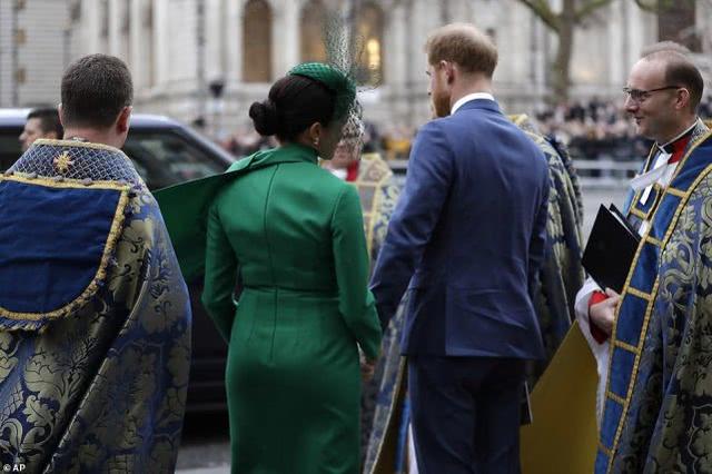英王室大團聚!凱特梅根「一紅一綠」比女王醒目,未來王后「穿2年前舊衣」仍略勝一籌