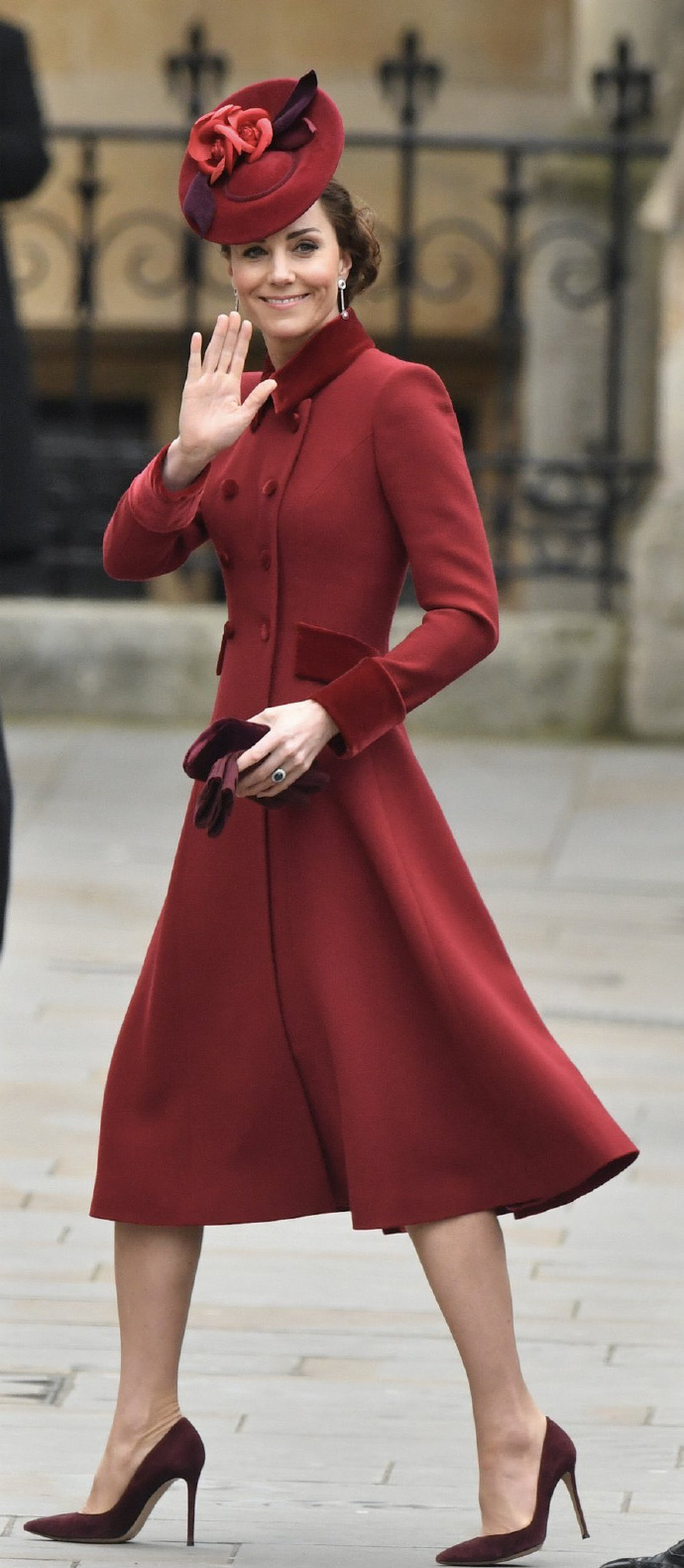 英王室大團聚!凱特梅根「一紅一綠」比女王醒目,未來王后「穿2年前舊衣」仍略勝一籌