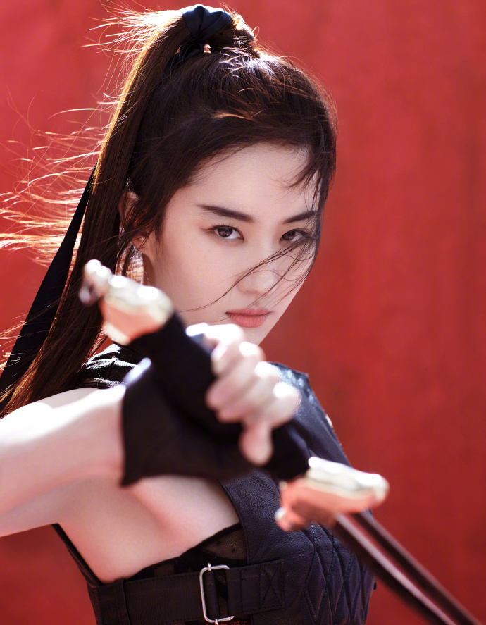 現身《花木蘭》首映會！劉亦菲遭逼問「武漢家人狀況」　接著「她突然收起笑容」回應被讚：很大器！