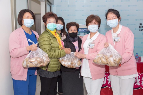醫護人員「急診忙到深夜」光顧小吃攤！暖心老闆「便當裡加料再送驚喜」醫心頭一暖：滿滿的感動！ 