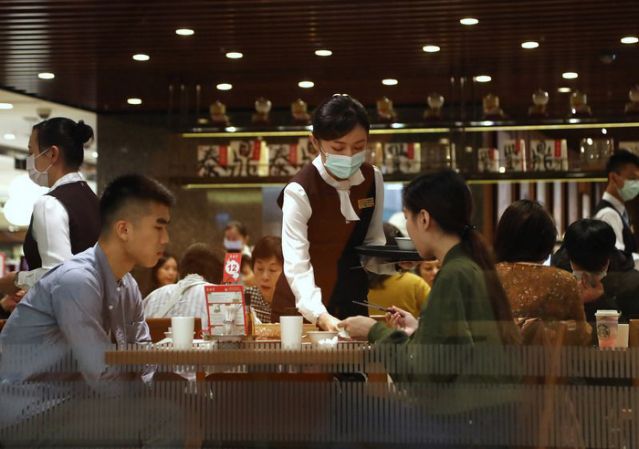 醫護人員「急診忙到深夜」光顧小吃攤！暖心老闆「便當裡加料再送驚喜」醫心頭一暖：滿滿的感動！ 