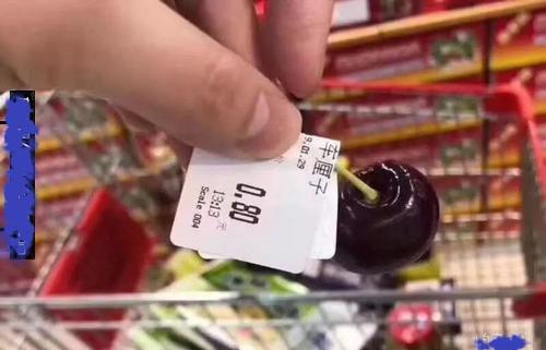 4歲女兒想吃櫻桃！媽媽「只買1顆」被售貨員嘲諷　  寶媽一番回懟「卻讓路人心生敬佩」紛紛竪起大拇指