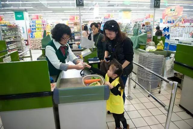 4歲女兒想吃櫻桃！媽媽「只買1顆」被售貨員嘲諷　  寶媽一番回懟「卻讓路人心生敬佩」紛紛竪起大拇指