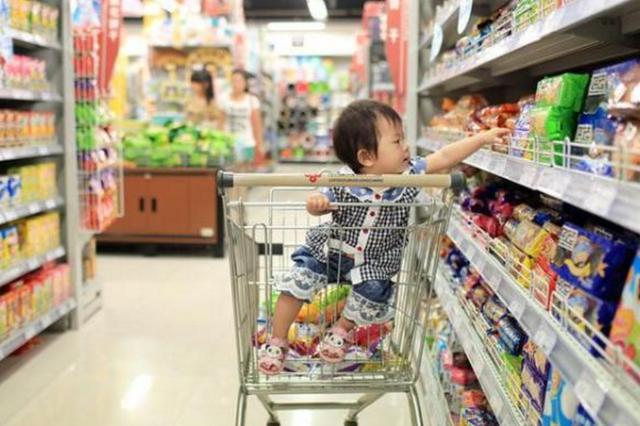4歲女兒想吃櫻桃！媽媽「只買1顆」被售貨員嘲諷　  寶媽一番回懟「卻讓路人心生敬佩」紛紛竪起大拇指