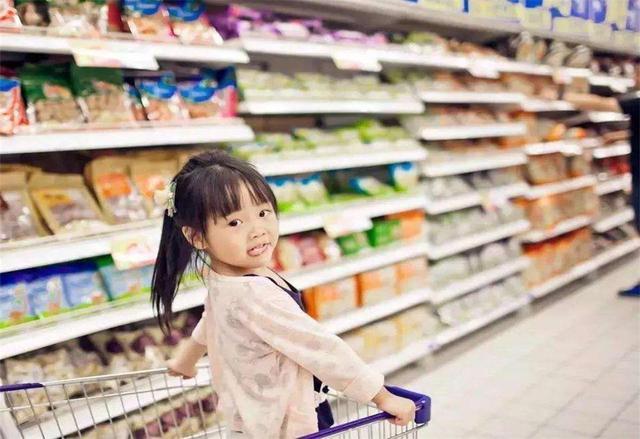4歲女兒想吃櫻桃！媽媽「只買1顆」被售貨員嘲諷　  寶媽一番回懟「卻讓路人心生敬佩」紛紛竪起大拇指