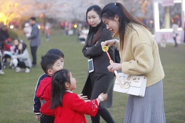 4歲女兒想吃櫻桃！媽媽「只買1顆」被售貨員嘲諷　  寶媽一番回懟「卻讓路人心生敬佩」紛紛竪起大拇指