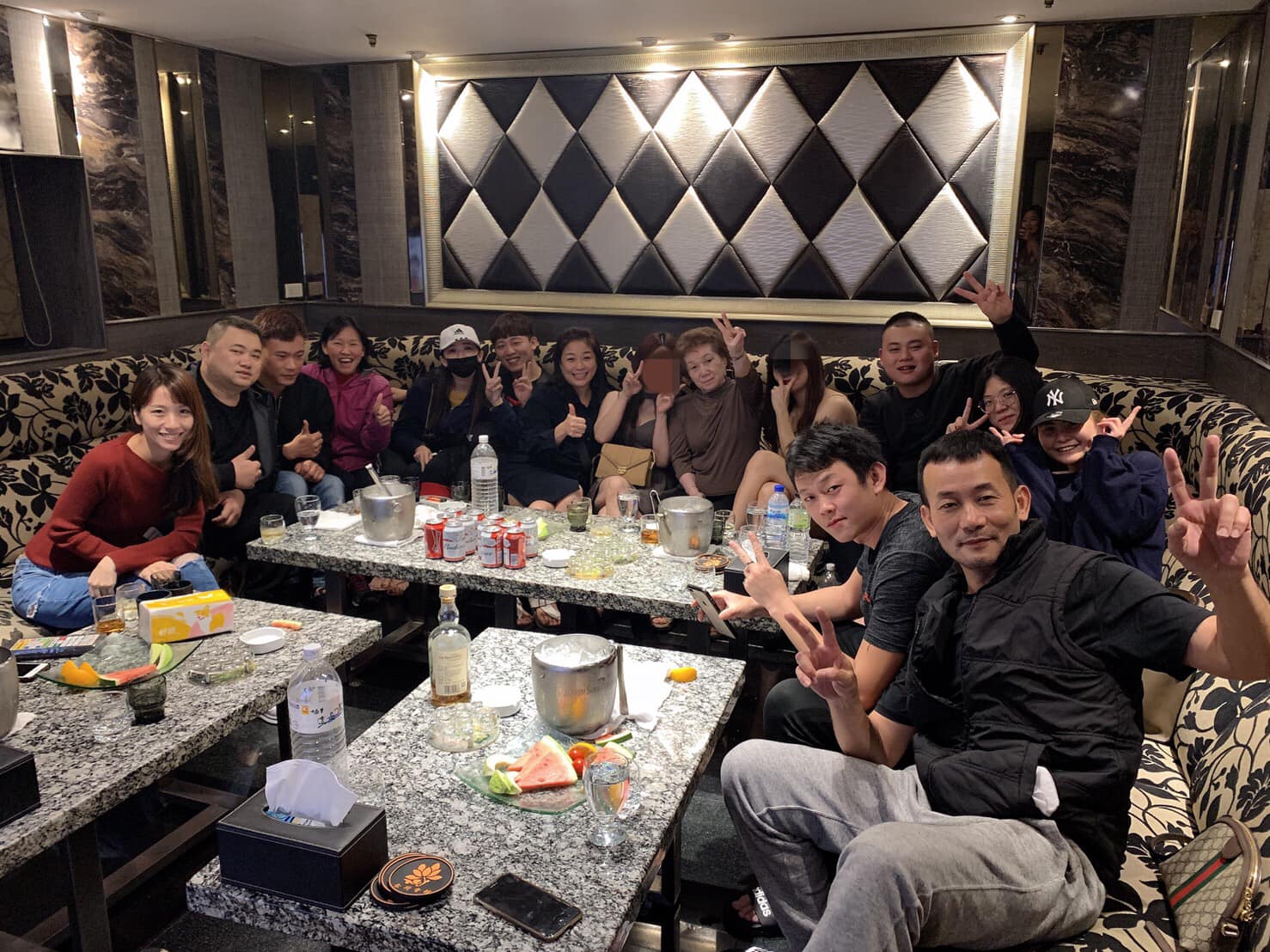 帶老母上酒店！兒子「叫5位小姐包圍」氣氛超歡樂　媽媽雙手抱胸「眼神霸氣全開」網笑：根本老江湖