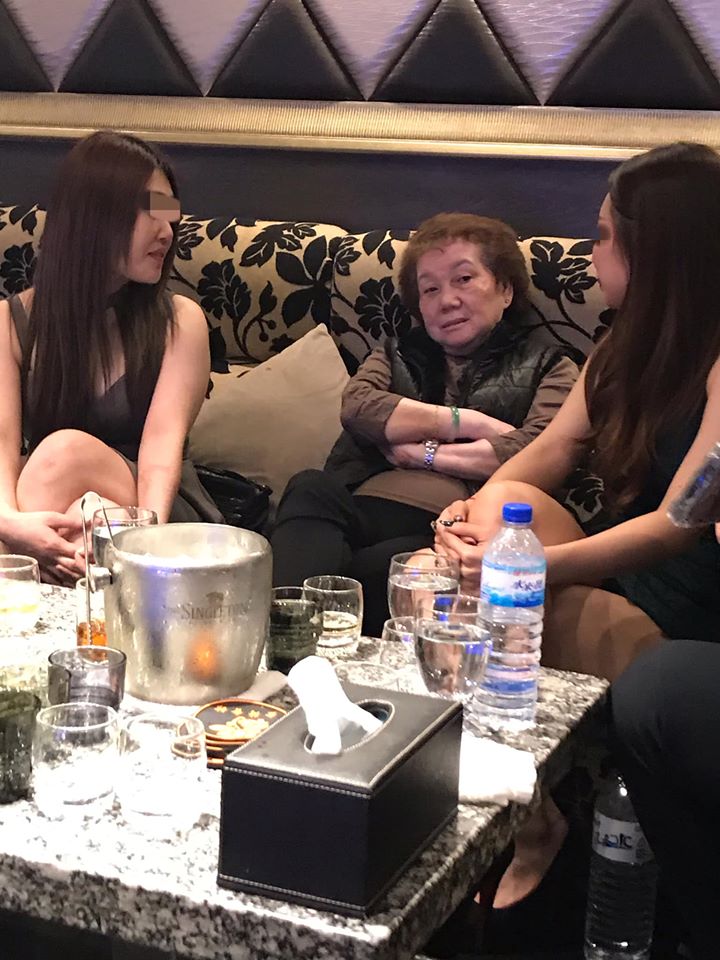 帶老母上酒店！兒子「叫5位小姐包圍」氣氛超歡樂　媽媽雙手抱胸「眼神霸氣全開」網笑：根本老江湖