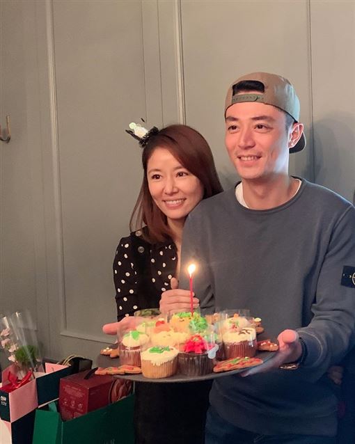 停工當奶爸！霍建華在家「和女兒玩綁頭髮」眼神超寵溺　老婆揭「婚姻秘訣」：彼此舒服最重要