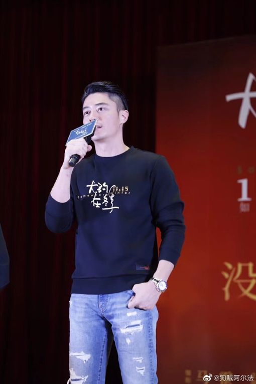 停工當奶爸！霍建華在家「和女兒玩綁頭髮」眼神超寵溺　老婆揭「婚姻秘訣」：彼此舒服最重要