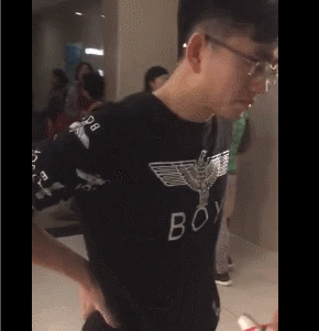 最暖老公！產房外來回踱萬步「急喊不要生了」心疼老婆不適　換西裝捧花「跪地告白」：愛人辛苦了