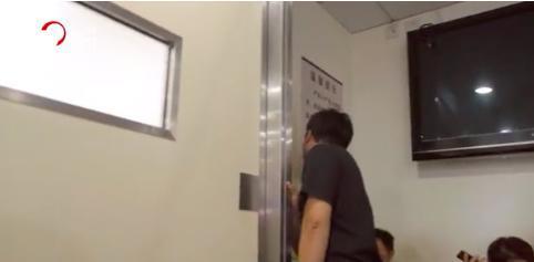 產房外老公最暖姿勢，有這樣的老公，誰還害怕生孩子？